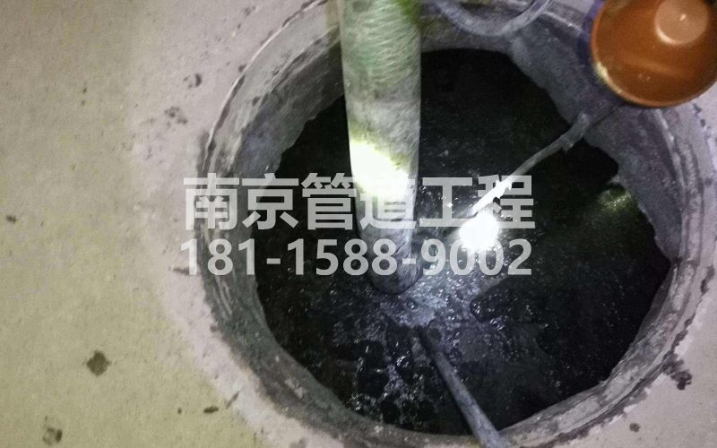 216燕子矶清理化粪池